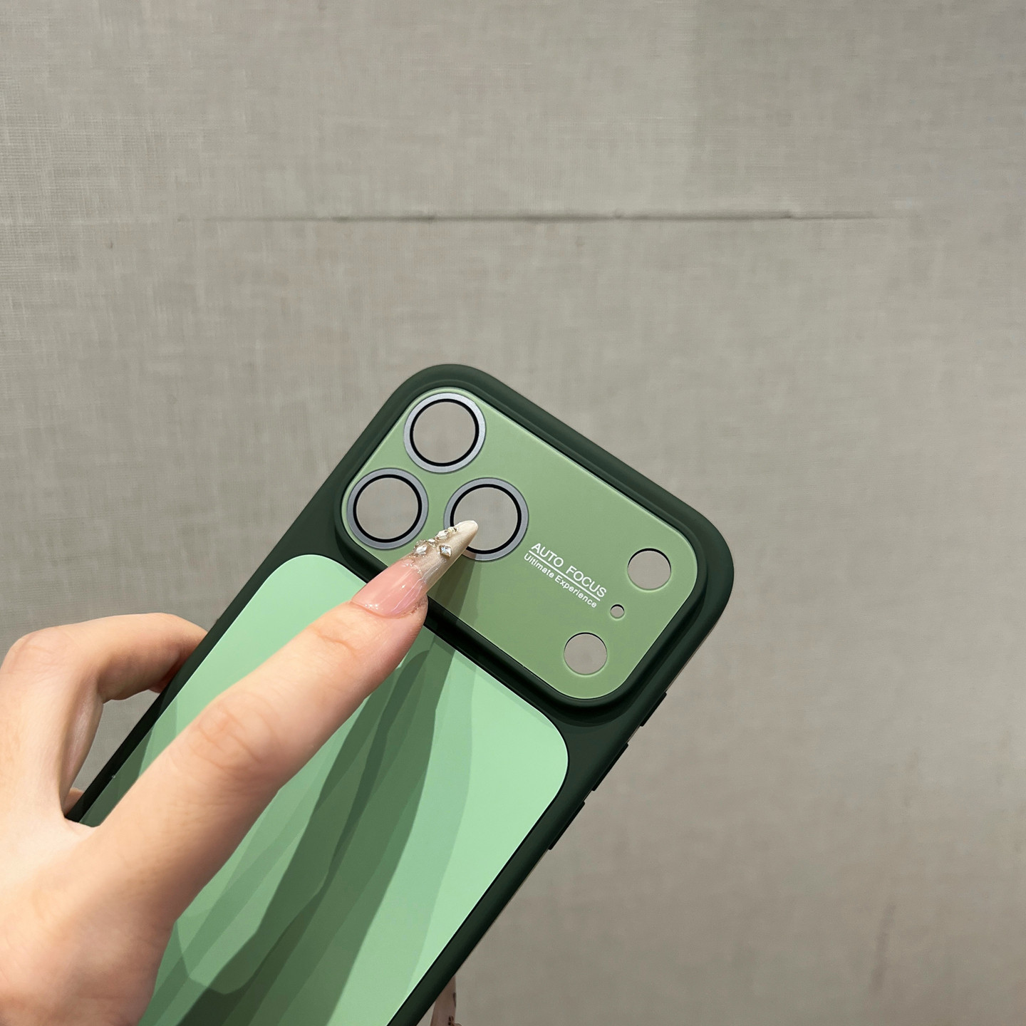 غطاء صلب فاخر بألوان متباينة ل - مراجعة Apple Iphone 16 وسعره